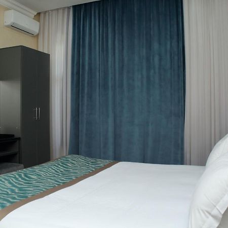 Golden Hotel Bishkek Esterno foto