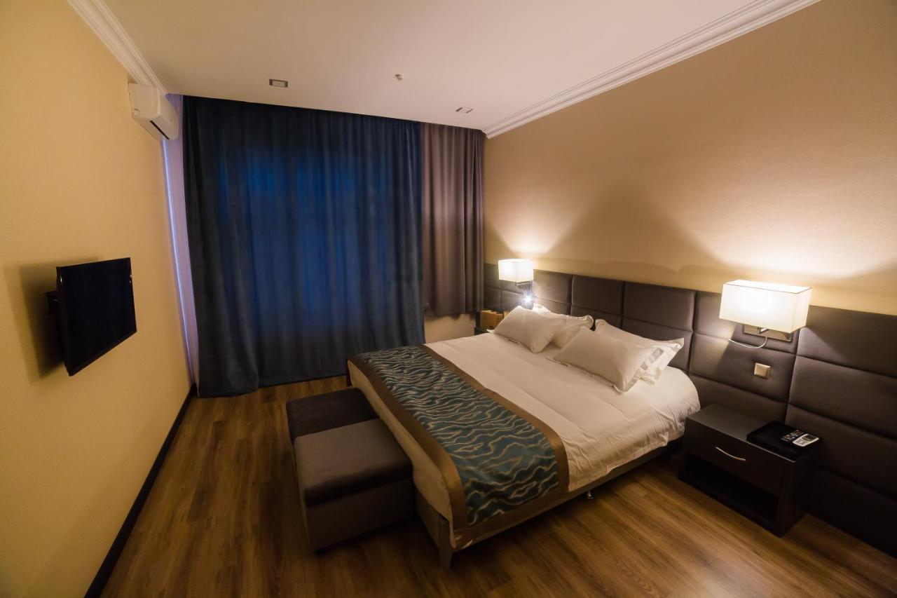Golden Hotel Bishkek Esterno foto