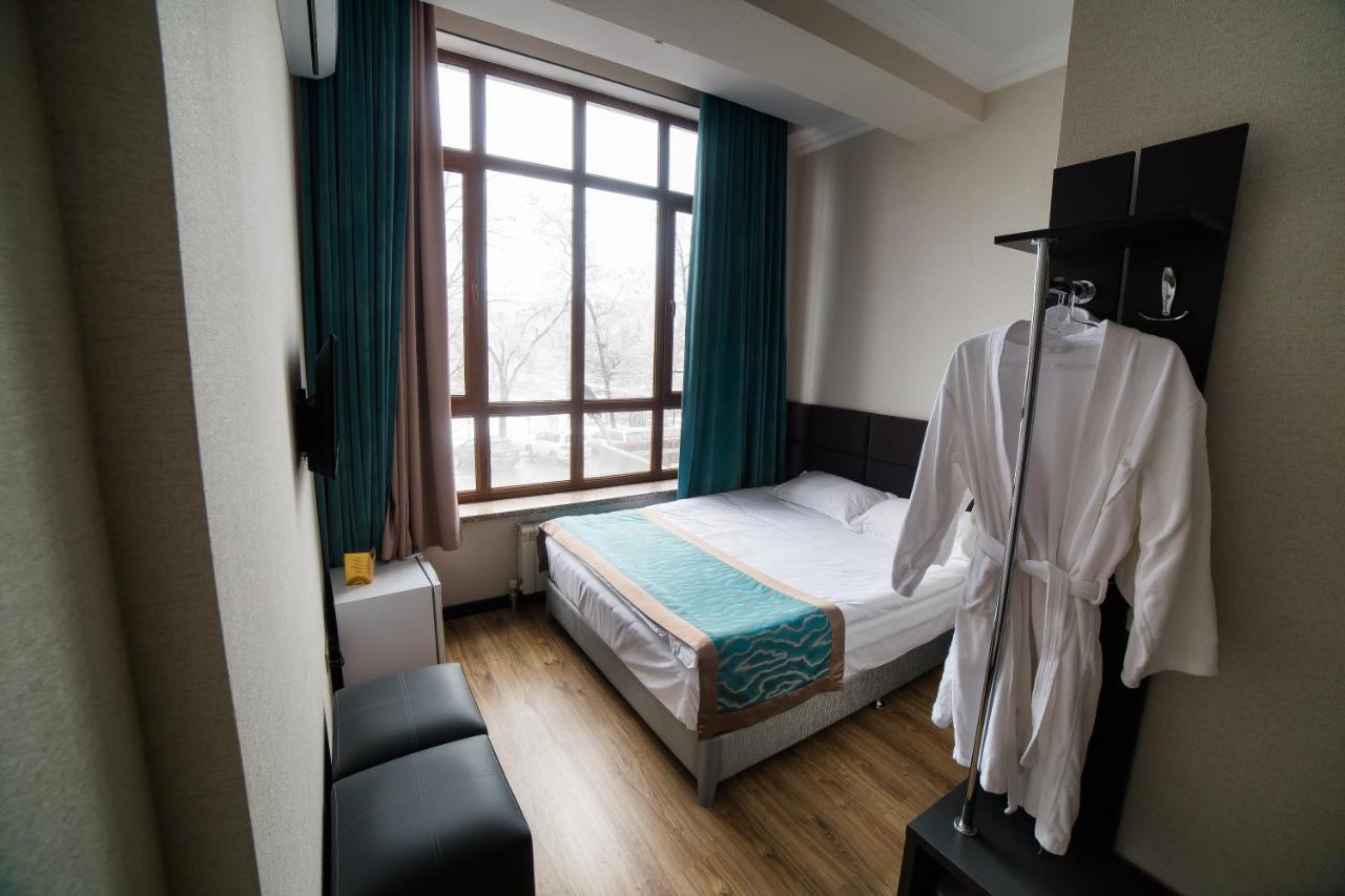 Golden Hotel Bishkek Esterno foto