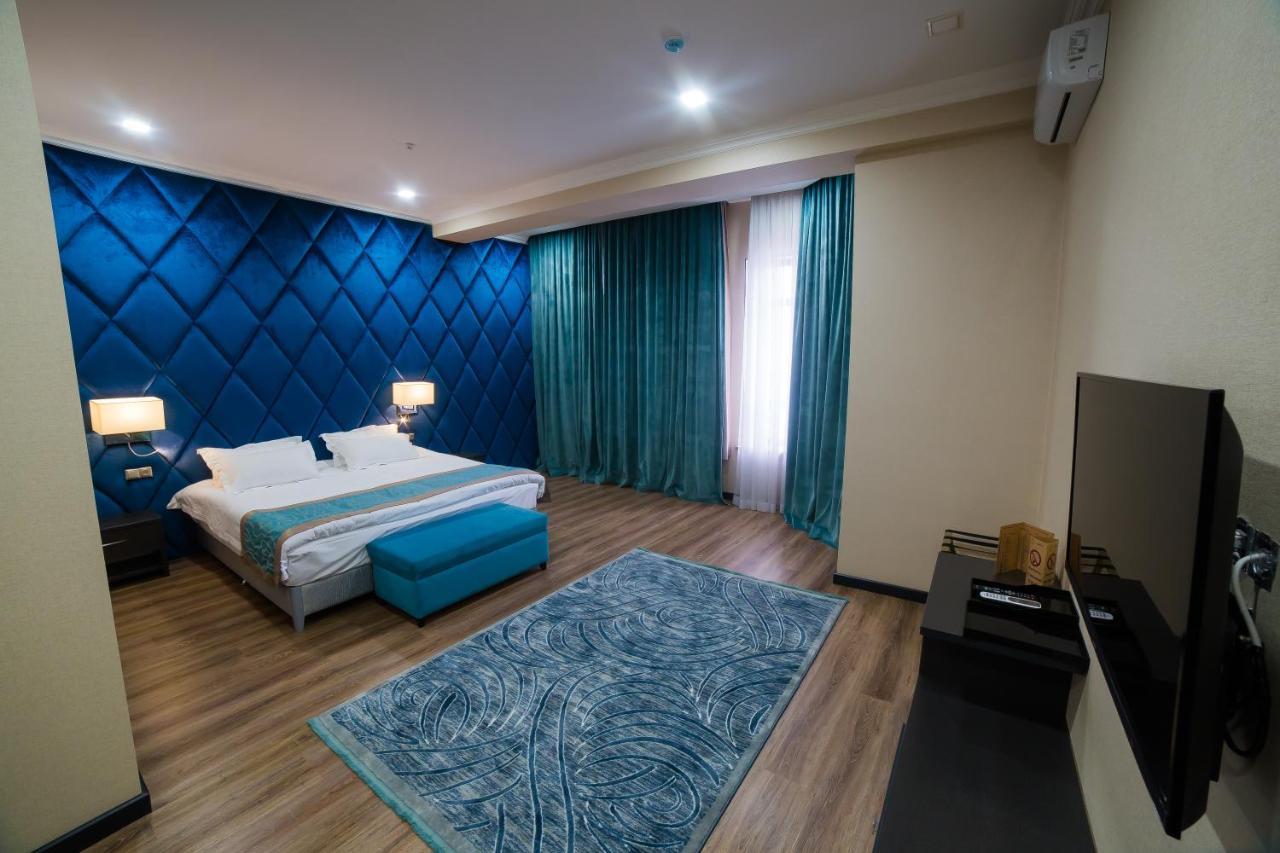 Golden Hotel Bishkek Esterno foto